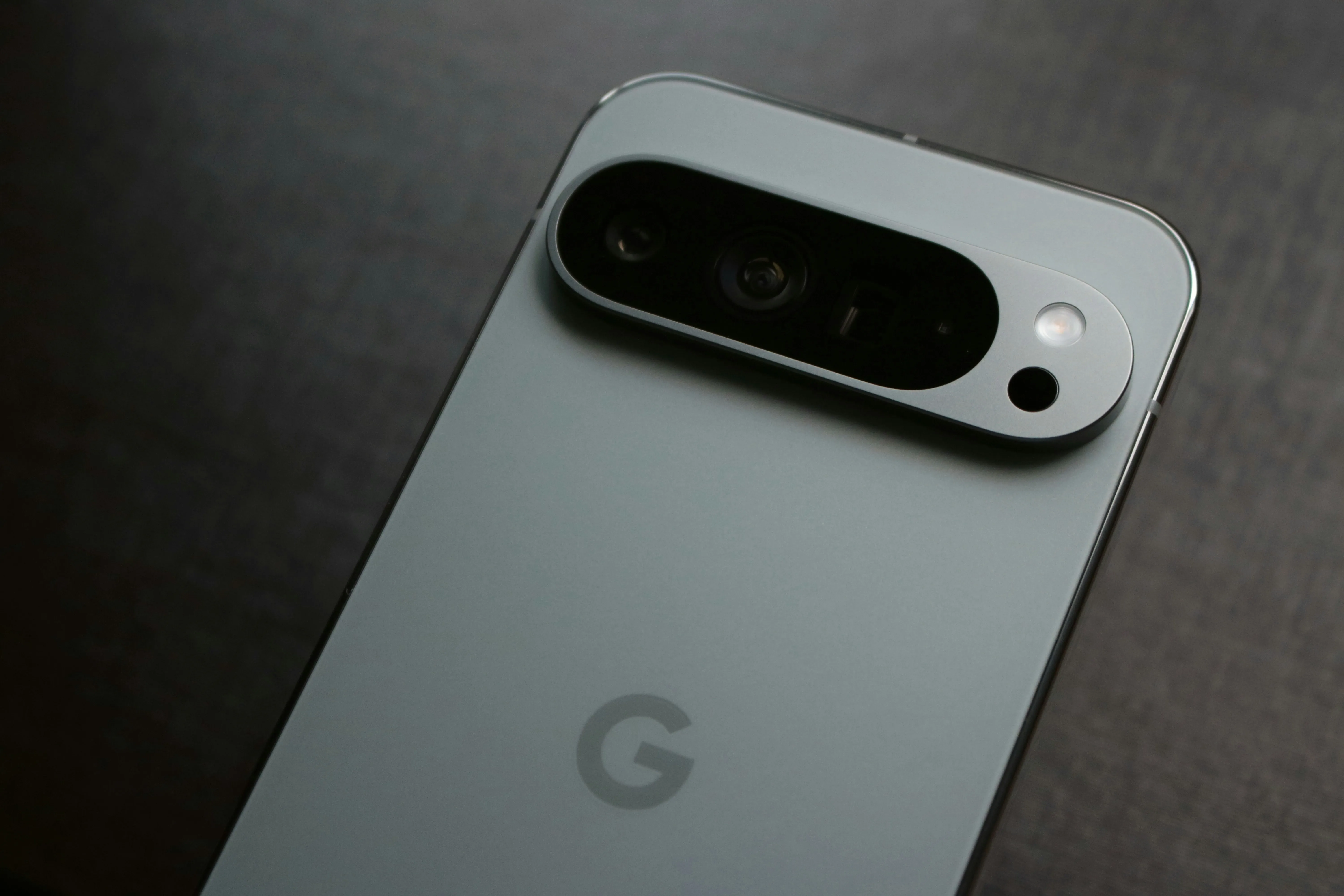 Nahaufnahme der Rückseite eines Google Pixel Smartphones in Salbeigrün